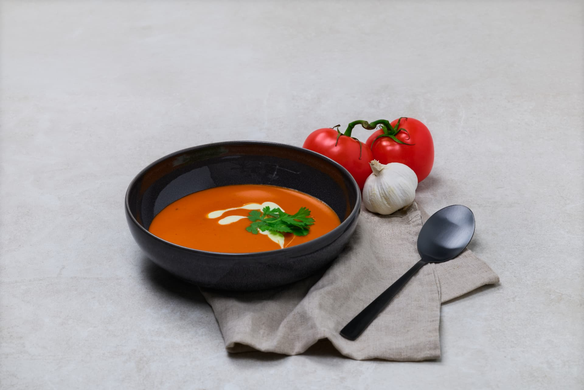 Heimelaga tomatsuppe i skål